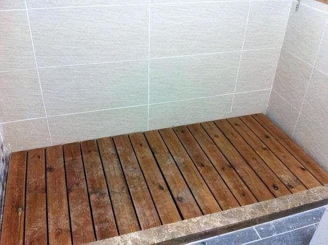 NBA押注平台淋浴房别再贴瓷砖了容易滑倒现在都流行铺一层防腐木地板(图1)