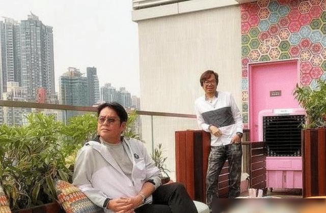 正规NBA押注平台走进谭咏麟在香港的家买房特意选在了顶楼天台看到整个维港(图1)